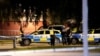 Des policiers se tiennent sur la scène du crime après qu'un agent de police ait été abattu à Göteborg, en Suède, le 1er juillet 2021.