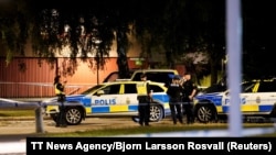 Des policiers se tiennent sur la scène du crime après qu'un agent de police ait été abattu à Göteborg, en Suède, le 1er juillet 2021.