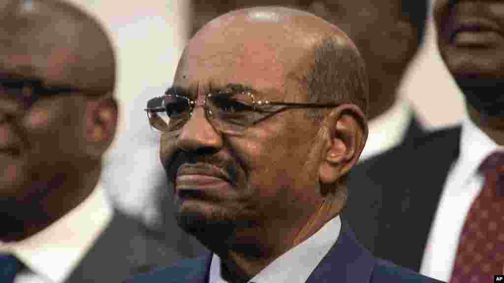 Le président soudanais Omar el-Bashir assis au milieu de ses homologues lors &nbsp;de la séance d&#39;ouverture du sommet de l&#39;UA à Johannesburg, le dimanche 14 Juin 2015