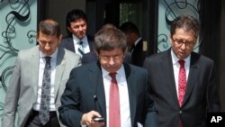 Menteri Luar Negeri Turki, Ahmet Davutoglu, saat akan memberi keterangan mengenai pesawat Turki yang ditembak jatuh. (foto: AP)