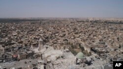 Suasana sekitar Masjid al-Nuri yang hancur di Kota Tua Mosul, Irak, dilihat dari udara, 28 Juni 2017. 