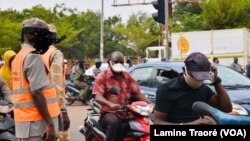 Des policiers régulant la circulation à Ouagadougou le 14 octobre 2020. (VOA/Lamine Traoré)