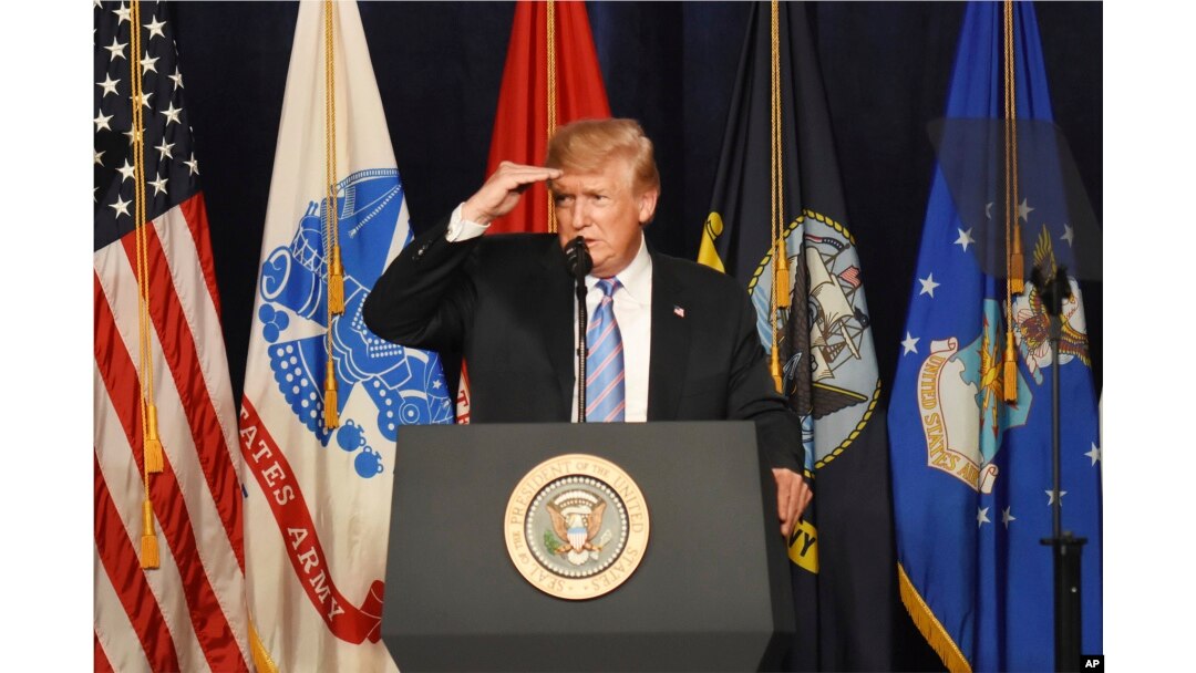 El presidente Donald Trump habla durante una cena benéfica denominada "Salute to Service" en conjunto con el Greenbrier Classic del PGA Tour en The Greenbrier en White Sulphur Springs, West Virginia.