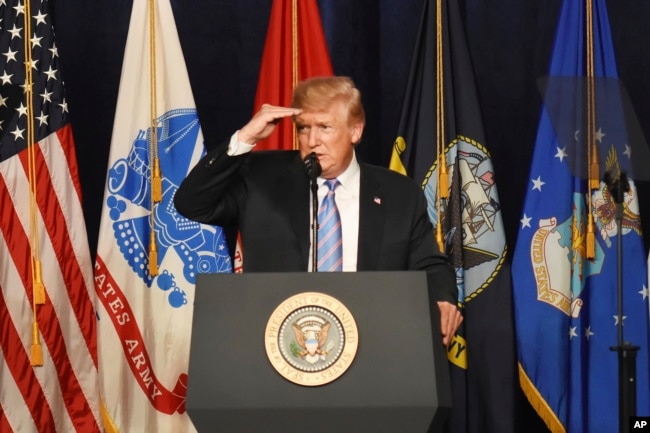 El presidente Donald Trump habla durante una cena benéfica denominada "Salute to Service" en conjunto con el Greenbrier Classic del PGA Tour en The Greenbrier en White Sulphur Springs, West Virginia.