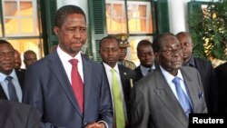 Umongameli weZambia, uMnu. Edgar Lungu emi loMongameli Robert Mugabe
