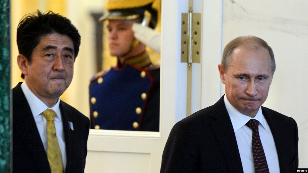 PM Jepang Shinzo Abe (kiri) saat bertemu Presiden Rusia Vladimir Putin di Moskow, 29 April 2013 (foto: dok).