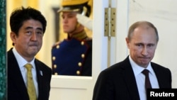 PM Jepang Shinzo Abe (kiri) saat bertemu Presiden Rusia Vladimir Putin di Moskow, 29 April 2013 (foto: dok).