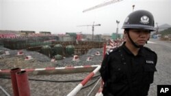 一位特警守卫在位于中国浙江省的三门核电站建筑工地上(资料照片)
