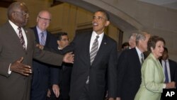 El presidente Obama visita el Capitolio y se reúne con los demócratas antes de que viajen a sus lugares de origen durante el receso de verano.