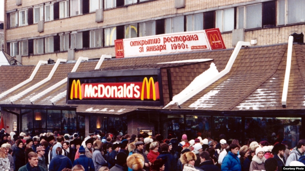 This was the scene on opening day outside the McDonald’s restaurant on Moscow’s Pushkin Square, Jan. 31, 1990. (McDonald's photo)