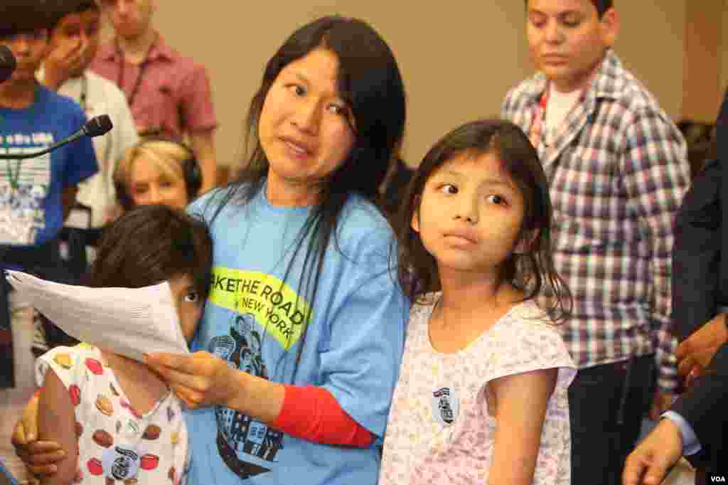 .Araceli junto a sus hijas cuenta la historia del día que oficiales de inmigración se llevaron a su esposo.