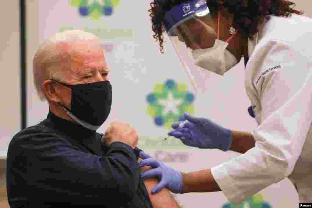 El vicepresidente electo de EE.UU., Joe Biden recibi&#243; la vacuna contra el COVID-19 en el Christian Hospital de Newark, Delaware, el lunes 21 de diciembre de 2020. [Reuters]