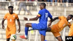 Geoffrey Kondogbia de la République centrafricaine (C) aux prises avec les Ivoiriens Jean-Michael Seri (D) et Franck Kessie (G) lors d’un match de qualification pour la Coupe d'Afrique des Nations 2019 au Stade de la paix, à Bouaké le 12 octobre 2018.