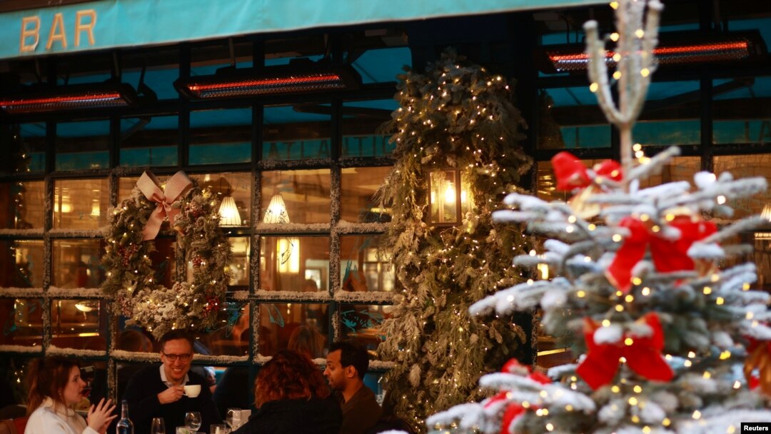 People eat outdoors at a restaurant following the coronavirus disease (COVID-19) outbreak in London, Britain, December 15, 2020. REUTERS/Hannah McKay