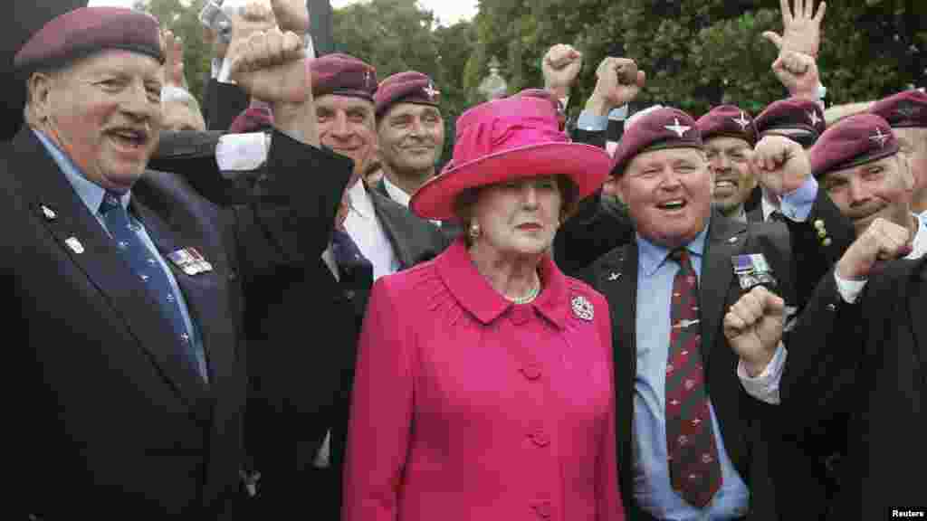 &nbsp;Antiga primeira-ministra brit&acirc;nica Margaret Thatcher e veteranos das Falkland desfilam em Londres durante servi&ccedil;o comemorativo dos 25 anos do conflito das ilhas Falkland (17 de Junho de 2007).