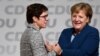 Annegret Kramp-Karrenbauer ve Angela Merkel