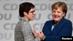 Nemačka kancelarka Angela Merkel čestita svojoj naslednici Anegret Kramp-Karenbauer na kongresu Hrišćanske demokratske unije (CDU) u Hamburgu