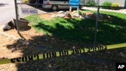 Una cinta de la policía bloquea el paso a una zona de un complejo de apartamentos en Boise, Idaho, el domingo 1 de julio de 2018, donde nueve personas fueron acuchilladas el sábado en una fiesta de cumpleaños infantil.