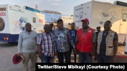 Ministre ya bondeko mpe bosalisani, Steve Mbikayi, na katikati na basungi ba ye, liboso ya ba cliniques mobiles ememaki baye ya likama ya Luku, na Mbanza Ngungu, Kongo central, 22 octobre 2019. (Twitter/Steve Mbikayi)