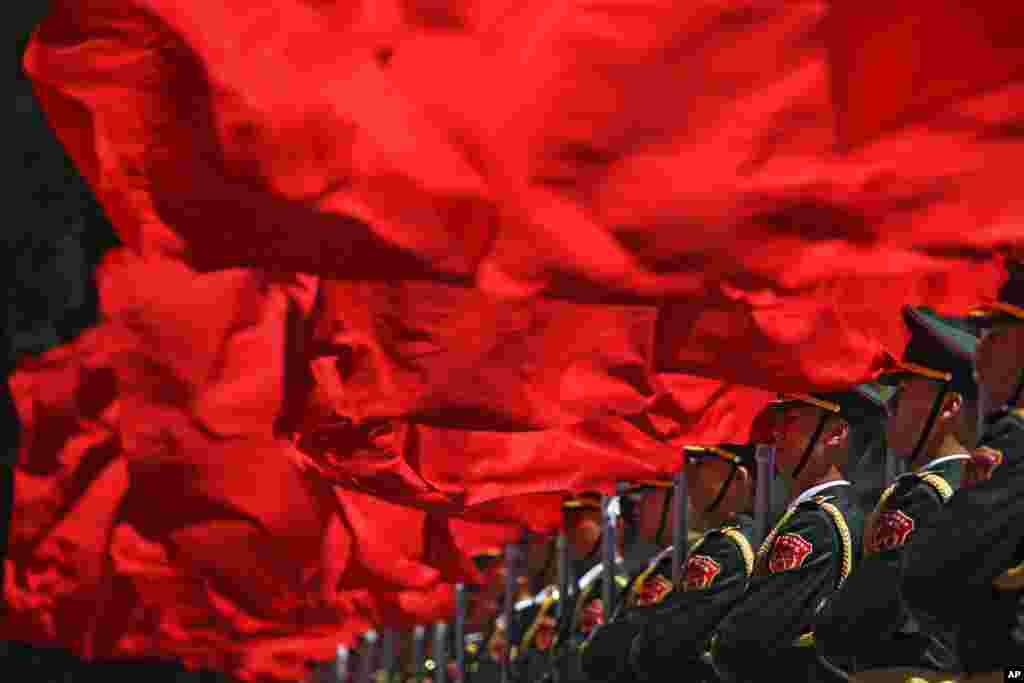 گارد تشریفاتی چین با نگه داشتن پرچم های قرمز در مراسم استقبال از نخست وزیر مجارستان برای شرکت در مجمع عالی همکاری بین المللی &laquo;یک کمربند، یک راه&raquo; در پکن