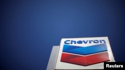 ARCHIVO - El logotipo de Chevron (CVX) se ve en Los Ángeles, California, EEUU, el 12 de abril de 2016.