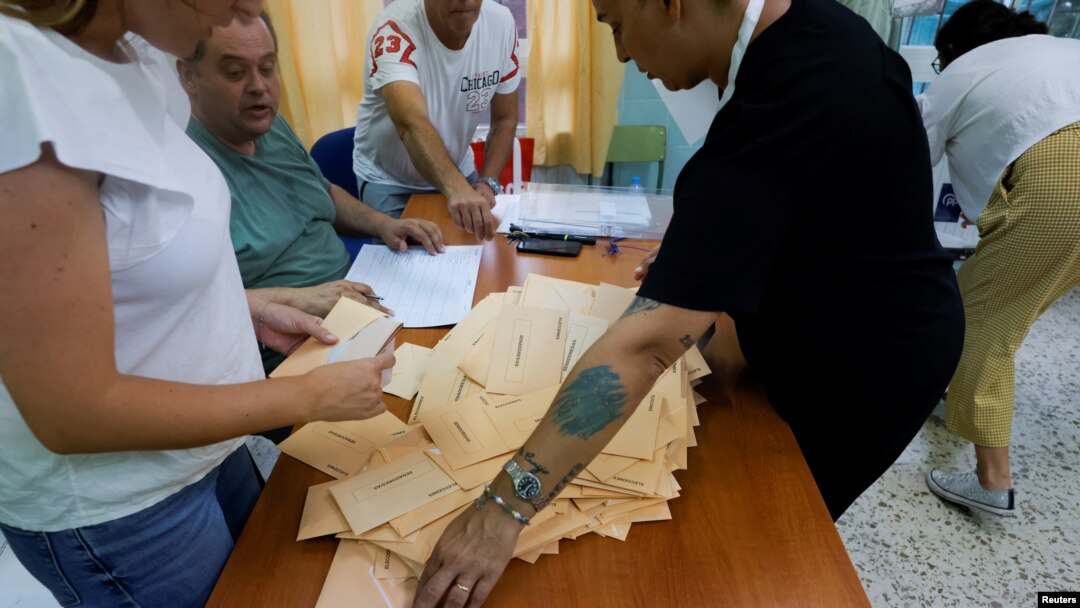 Trabajadores electorales cuentan boletas en un punto de votación de las elecciones de España el 23 de julio de 2023.