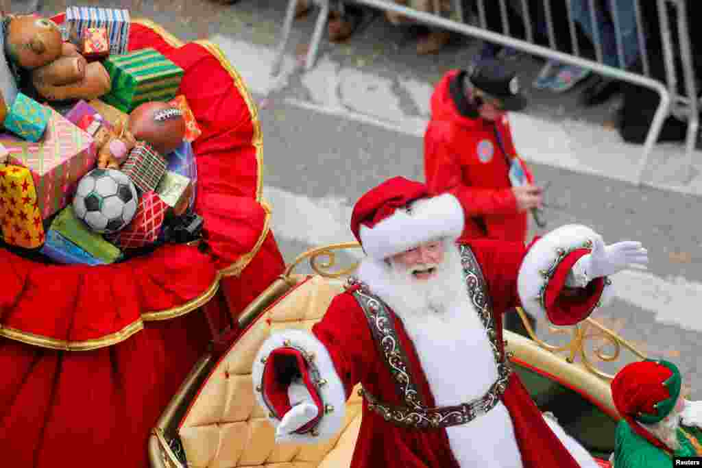 Santa Claus saluda a la multitud, como uno de los personajes más esperados en el desfile.