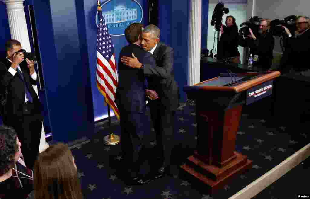 U.S. President Barack Obama hugs White House Spokesman Josh Earnest after thanking him for his work during Earnest&#39;s final press briefing at the White House in Washington, D.C., Jan. 17, 2017.