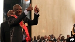 Regard vers le haut, le président sortant Laurent Gbagbo, contestant les résultats officiels de la Commission électorale qui donne son rival Alassane Ouattarra vainqueur, est investi lors d’une cérémonie de prestation de serment au Palais présidentiel à A