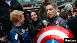 Para penggemar di Jerman menantikan pemutaran perdana film "The First Avenger: Civil War" (judul asli: Captain America: Civil War) di Berlin, Jerman, 21 April 2016.