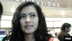 Lola Amaria, artis dan sutradara film Indonesia hadir dalam acara nonton bareng penghargaan Piala Oscar 2013 di Jakarta, 25 Februari 2013 (VOA/Iris Gera)