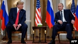 ARCHIVO - Los presidentes de Estados Unidos y Rusia, Donald Trump y Vladimir Putin, conversan durante una reunión en Helsinki, el 16 de julio de 2018.