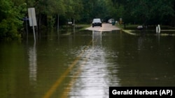 Automobil u naselju poplavljenom poslije prolaska tropske oluje Klodet, u Slajdelu u Alabami, 20. juna 2021. 
