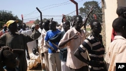 People line up to exchange currency in Aweil, Northern Bahr El Ghazal state, South Sudan, August 22, 2011