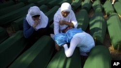 Bosniya va Gersegovinaning Srebrennitsa shahrida motam, yaqinda shaxsi aniqlangan 500 dan ziyod odam dafn etilmoqda.