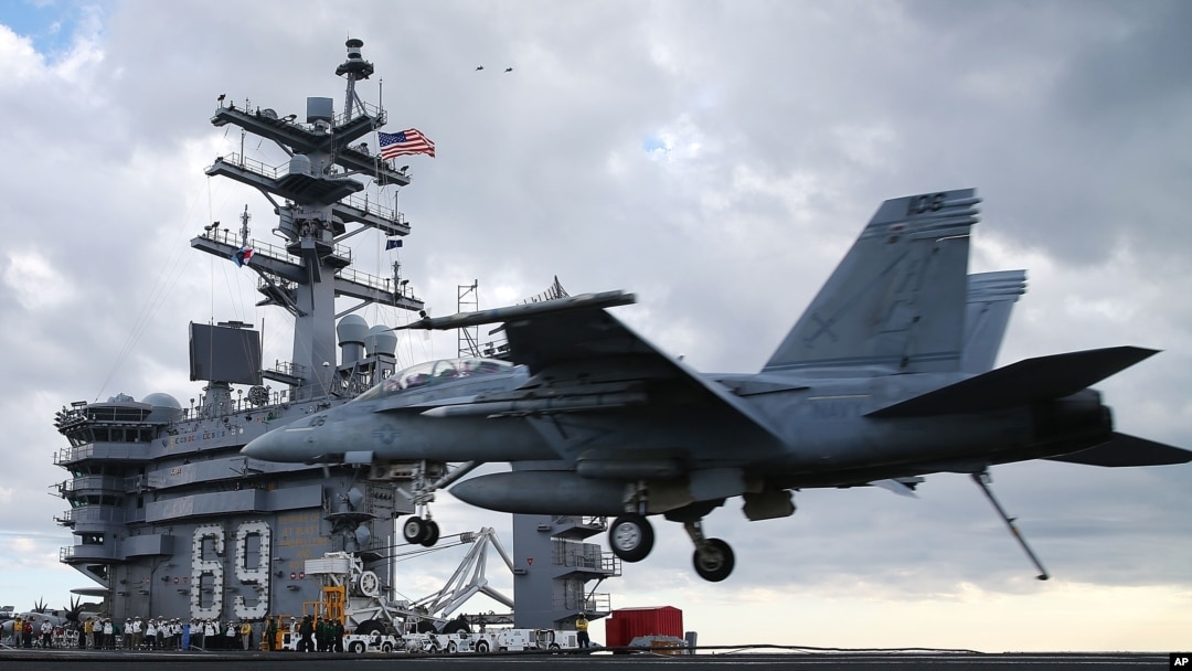 Arhiva - Borbeni avion F-18 Super Hornet sleće na USS Ajzenhauer nedaleko od obale Virdžinije, 10. decembra 2015.