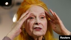 Desainer Vivienne Westwood dalam sebuah wawancara sebelum pergelaran busananya di Pekan Mode London (17/2). (Reuters/Suzanne Plunkett)