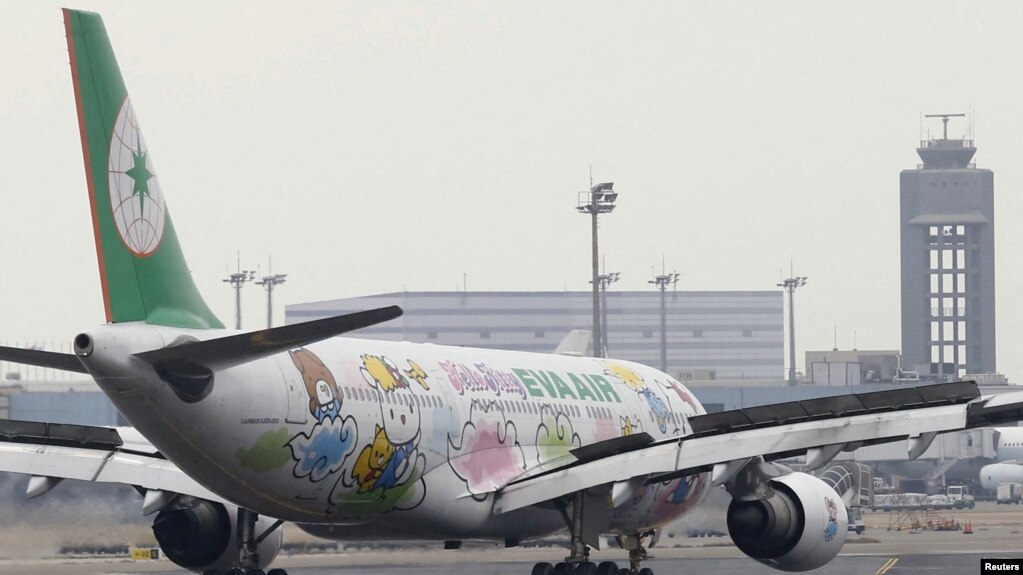 资料照：2016年3月14日，在台湾桃园国际机场，台湾长荣航空的一架空中客车飞机上装饰着凯蒂猫图案。（路透社）(photo:VOA)