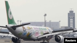 资料照：2016年3月14日，在台湾桃园国际机场，台湾长荣航空的一架空中客车飞机上装饰着凯蒂猫图案。（路透社）