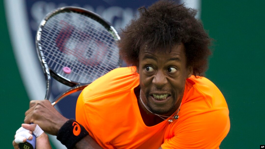 Petenis Perancis, Gael Monfils mengembalikan pukulan ke lawan mainnya, Roger Federer dalam Turnamen Tenis Shanghai Masters di kota pusat olah raga tenis Qizhong Forest di Shanghai, China (10/10). Monfils memenangkan pertandingan ini dengan angka 6-4, 6-7, 6-3.