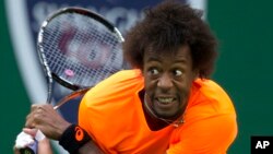 Petenis Perancis, Gael Monfils mengembalikan pukulan ke lawan mainnya, Roger Federer dalam Turnamen Tenis Shanghai Masters di kota pusat olah raga tenis Qizhong Forest di Shanghai, China (10/10). Monfils memenangkan pertandingan ini dengan angka 6-4, 6-7, 6-3.