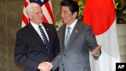 El vicepresidente Mike Pence es recibido por el primer ministro japonés, Shinzo Abe, en Tokio, el 7 de febrero.