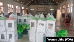 Logistik pemilihan kepala daerah (pilkada) tiba di Panitia Pemilihan Kecamatan di Baruga Desa Maliwuko, Kecamatan Lage, Kabupaten Poso, Sulawesi Tengah. Selasa, 8 Desember 2020. (Foto: Yoanes Litha/VOA)