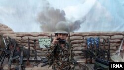 İRNA agentliyinin fotosundakı bu uşaq İranın düşmənlərinə qarşı müharibə aparmaq taktikasını öyrənir 