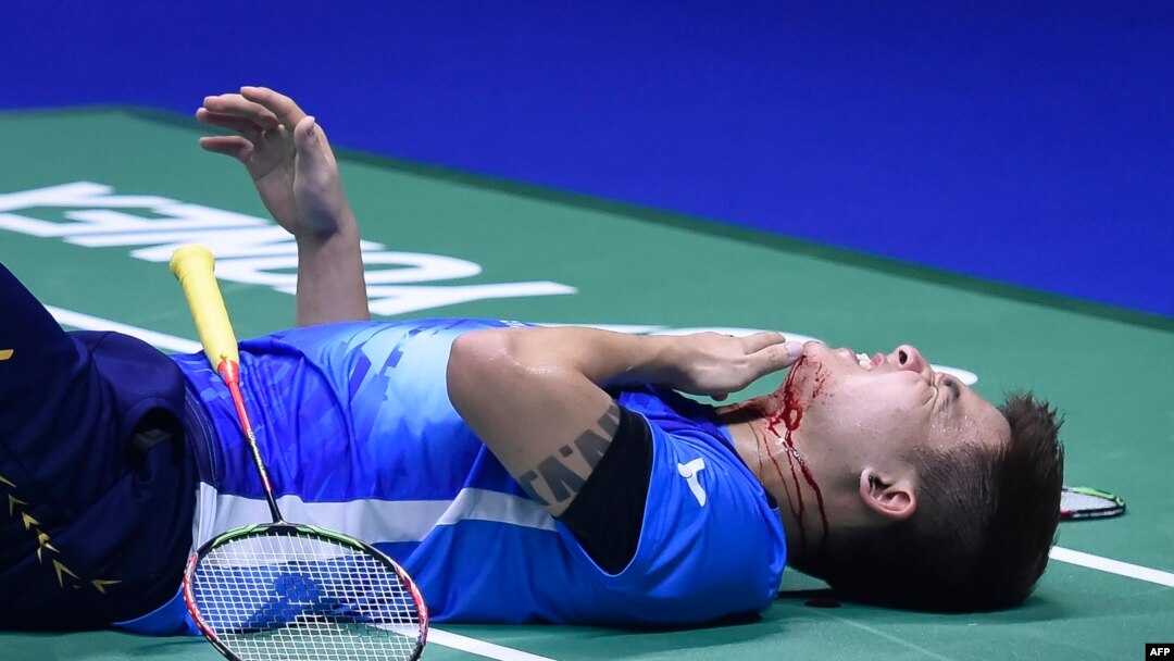 Pebulu tangkis Malaysia Teo Ee Yi terbaring setelah dagunya terluka saat laga menghadapi ganda putra Jepang Takeshi Kamura dan Keigo Sonoda di Piala Sudirman di Nanning, China, 24 Mei 2019.