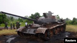 Sebuah tank milik M23 yang dihancurkan oleh tentara Kongo terlihat di dekat basis militer Rumangabo, bagian utara Goma yang semula menjadi basis pemberontak, 28 Oktober 2013 (Foto: dok). 