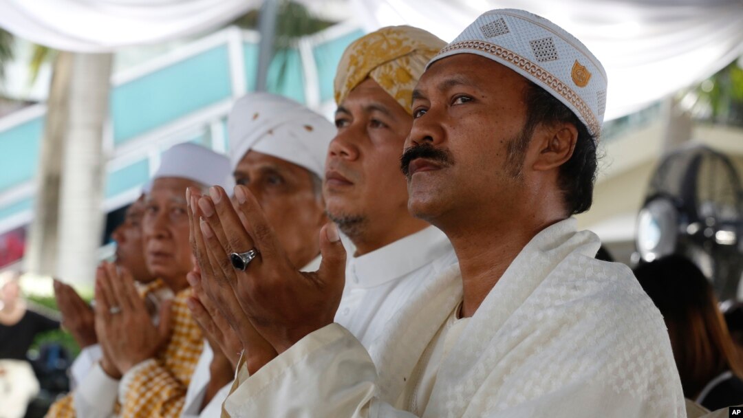 Multi-denominational religious leaders pray at a religious ceremony for bombing victims at a plaza across from the Erawan Shrine at Rajprasong intersection, the scene of Monday's bombing, in Bangkok, Thailand, Aug. 21, 2015. 