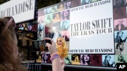 Fanáticos de Taylor Swift se divierten mientras buscan asistir al primero de sus tres conciertos "The Eras Tour" en Varsovia, Polonia, el jueves 1 de agosto de 2024.