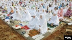 Warga Muhammadiyah melaksanakan shalat Idul Fitri pada hari Selasa, 30 Agustus 2011, atau sehari lebih dulu dari hari raya yang ditetapkan pemerintah Indonesia (foto: dok.).