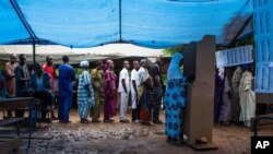 Une Malienne vote à un bureau électoral à Bamako, Mali, le 11 août 2011. 